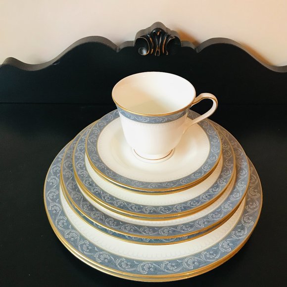 *Discontinued* Mikasa Chaucer Dinnerware Bone China 60pc - Blue White Gold - Picture 1 of 13